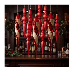 Adornos navideños de carámbanos rojos y dorados en un ambiente festivo de bar