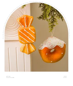 Vista dettagliata di decorazioni natalizie a forma di caramelle e ciambelle