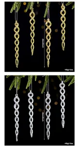 Vue détaillée des ornements de Noël en forme de glaçons en spirale de 20 cm en or et argent