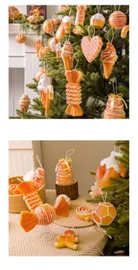 Dettaglio di vari ornamenti appesi a forma di pan di zenzero e caramelle di Natale