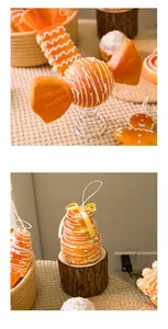 Vista macro dettagliata di decorazioni natalizie a forma di caramella arancione e torta