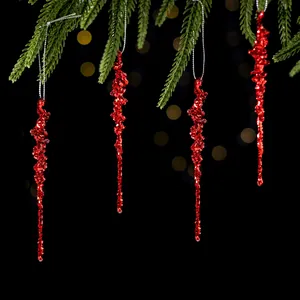 Ornements de glaçons de Noël à paillettes rouges suspendus sur branche de sapin