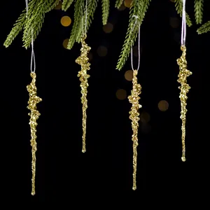 Magnifiques glaçons de Noël dorés et scintillants suspendus aux branches de sapin