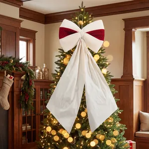 Grande fiocco decorativo in velluto bianco e rosso usato come puntale per albero di Natale