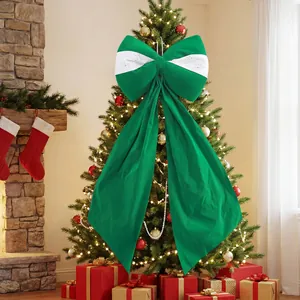 Grande fiocco verde per l'albero di Natale con dettagli bianchi in una calda atmosfera festiva