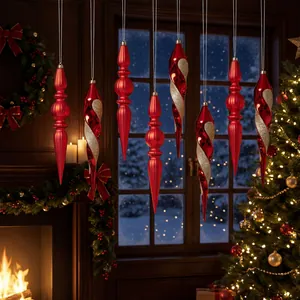 Juego de grandes remates navideños rojos y dorados colgados en decoración acogedora