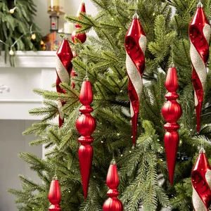 Elegantes adornos navideños de carámbanos rojos y plateados para el árbol de Navidad