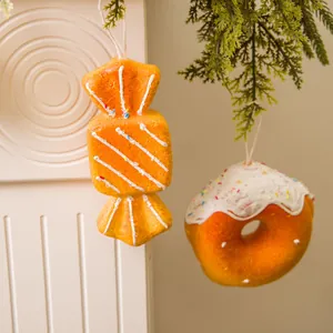 Ornamenti natalizi a forma di caramella e ciambella da appendere per albero e casa.