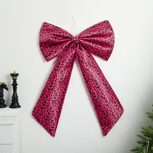 Große dekorative Schleife mit rosa Leopardenmuster für Weihnachten und Partys zu Hause.