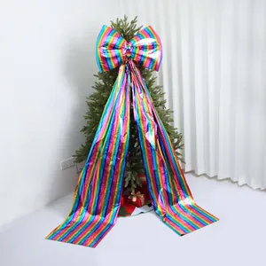 Vista dettagliata di un grande fiocco di Natale metallizzato a righe arcobaleno per albero