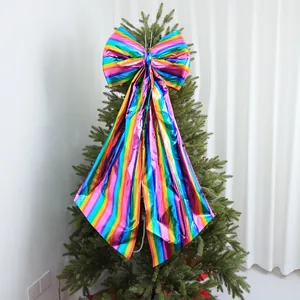 Dettaglio di un grande fiocco arcobaleno olografico su un albero di Natale verde