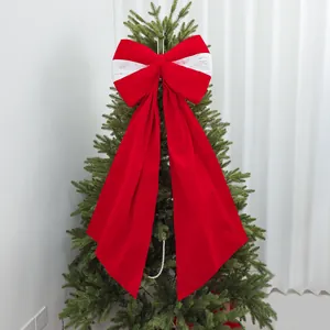 Grande fiocco natalizio rosso e bianco appeso a un albero di Natale come decorazione