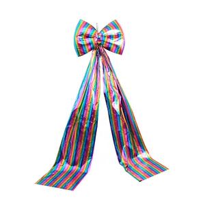 Primo piano di un grande fiocco di Natale arcobaleno metallizzato con strisce foil