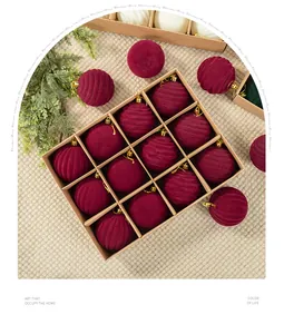 Detail van 8cm bordeauxroze geflokte kerstballen in een doos van kraftpapier