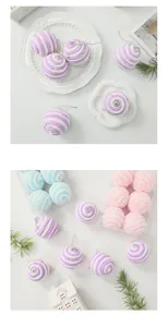 Detailweergave van zachte gestreepte pluche kerstballen voor feestelijke boomdecoratie