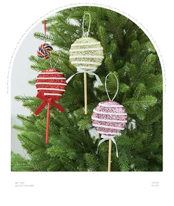 Detailansicht von glitzernden Schaumstoff-Weihnachts-Lutscher-Anhängern mit hübschen Schleifen