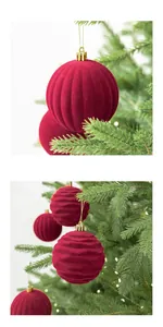Gedetailleerde weergave van de zachte fluwelen textuur van dieprode kerstballen