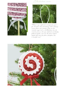 Nahaufnahme von glitzernden roten und rosa Lutscher-Ornamenten am Weihnachtsbaum.