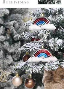 Detailansicht von galvanisiertem Regenbogen- und Wolkenschmuck am Weihnachtsbaum