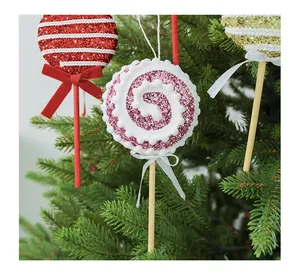 Detailansicht von Schaumstoff-Weihnachtslutscher-Ornamenten mit Glitzer und Schleifen