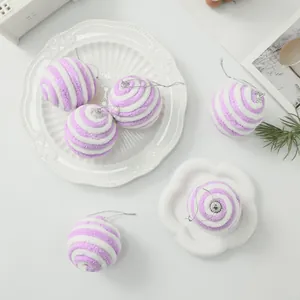 Set van 6 lavendel-wit gestreepte pluche kerstballen voor prachtige kerstboomdecoratie.
