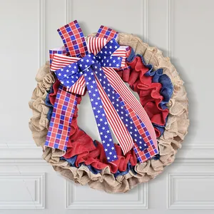 Détail de la couronne de l'Independence Day avec des rubans patriotiques rouge blanc bleu