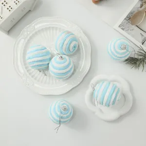 Lichtblauw en wit gestreepte pluizige kerstballen voor een feestelijke kerstboomdecoratie