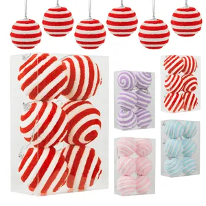 Set gestreepte pluche kerstballen in diverse kleuren voor feestelijke boomdecoraties.
