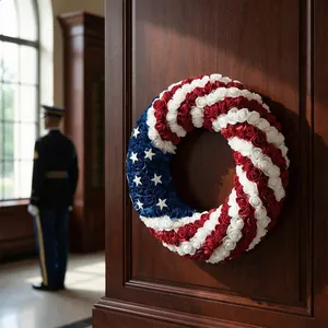 Ghirlanda di rose patriottica bandiera americana per decorazione murale del 4 luglio