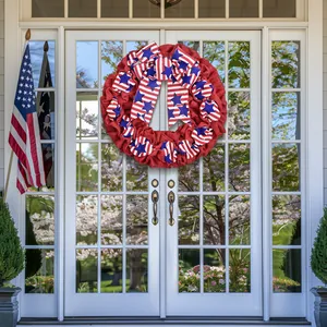 Patriotischer Unabhängigkeitstag-Kranz mit US-Flagge Sternen und Streifen an weißer Tür
