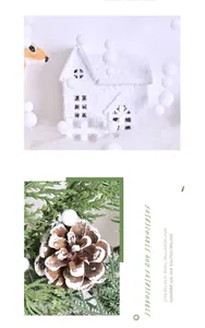 Vista detallada de una casita decorativa nevada y una piña escarchada para Navidad.