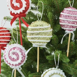 Dekorative glitzernde Weihnachts-Lollipop- und Schaumstoff-Ornamente an einem Festbaum