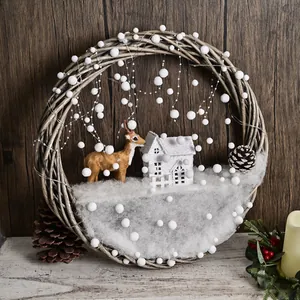 Corona de Navidad de mimbre con casita de nieve y reno para decoración de puertas y escaparate.