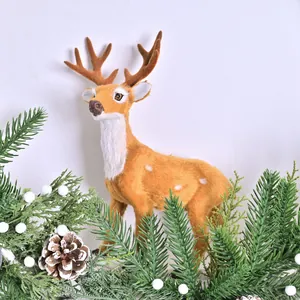 Corona de Navidad artesanal con reno realista, agujas de pino y piñas decorativas