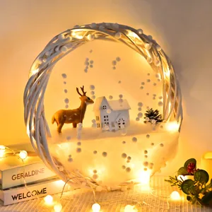 Corona de Navidad blanca de ensueño con reno y luces LED cálidas decorativas