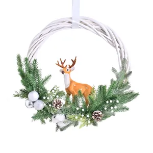 Corona de Navidad de mimbre blanco con agujas de pino y un reno para decoración de puertas