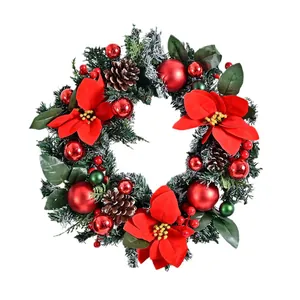 Ghirlanda di Natale con stelle di Natale rosse e palline colorate per decorazione porta