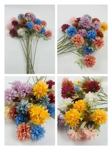 Collage dettagliato di fiori di calendula artificiali multicolori per decorazioni nuziali