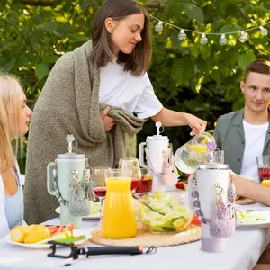 Escena de picnic con vasos de agua decorados con amuletos de flores y correas