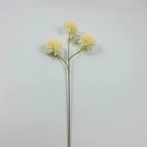 Vista dettagliata di stelo di calendula artificiale giallo con tre fiori