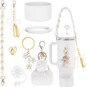Kit completo de accesorios para botella de agua blanca con dijes de flores y asa tejida