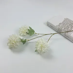 Dettaglio ravvicinato di calendula artificiale in seta bianca per decoro matrimonio