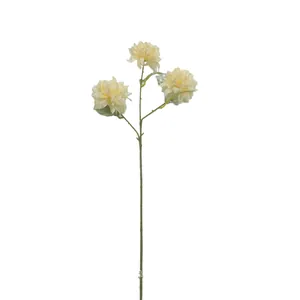 Ramo di calendula artificiale con tre teste di fiori giallo pallido su sfondo bianco