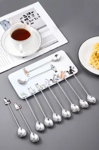 Vue détaillée de jolies cuillères à mélange chat et poisson en inox 304.