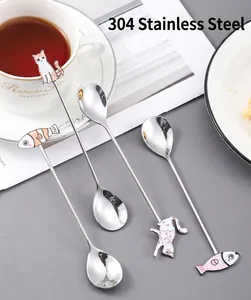 Détail de cuillères en acier inoxydable 304 avec poignées mignonnes en forme de chat et poisson