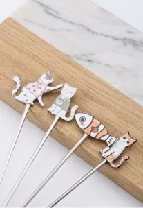 Détail de cuillères en acier inoxydable 304 avec motifs de chat et poisson en haut du manche