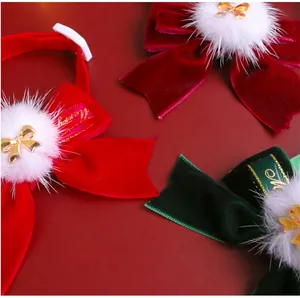 Detailweergave van feestelijke kerststrikjes voor huisdieren van fluweel met pompons.