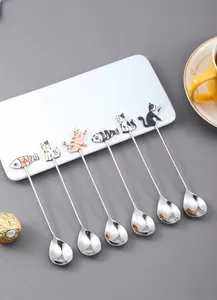 Détail de six cuillères en acier inoxydable avec manches chat et poisson dessin animé