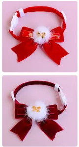 Detail van rode kerst halsband voor huisdieren met witte pompon en gouden strik