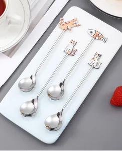 Ensemble de quatre cuillères à café créatives en inox avec motifs chat et poisson. Très mignon.